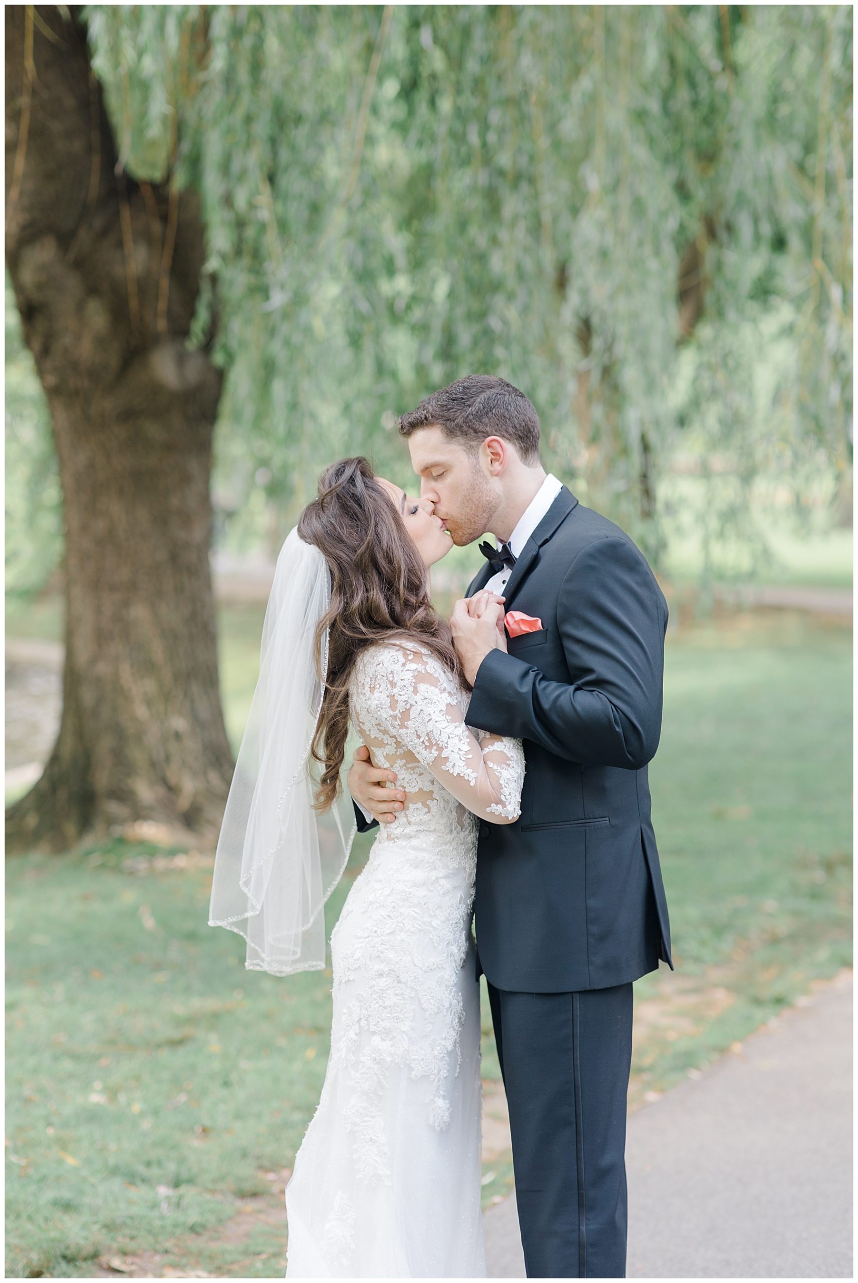 couple kiss under weeping willow tree