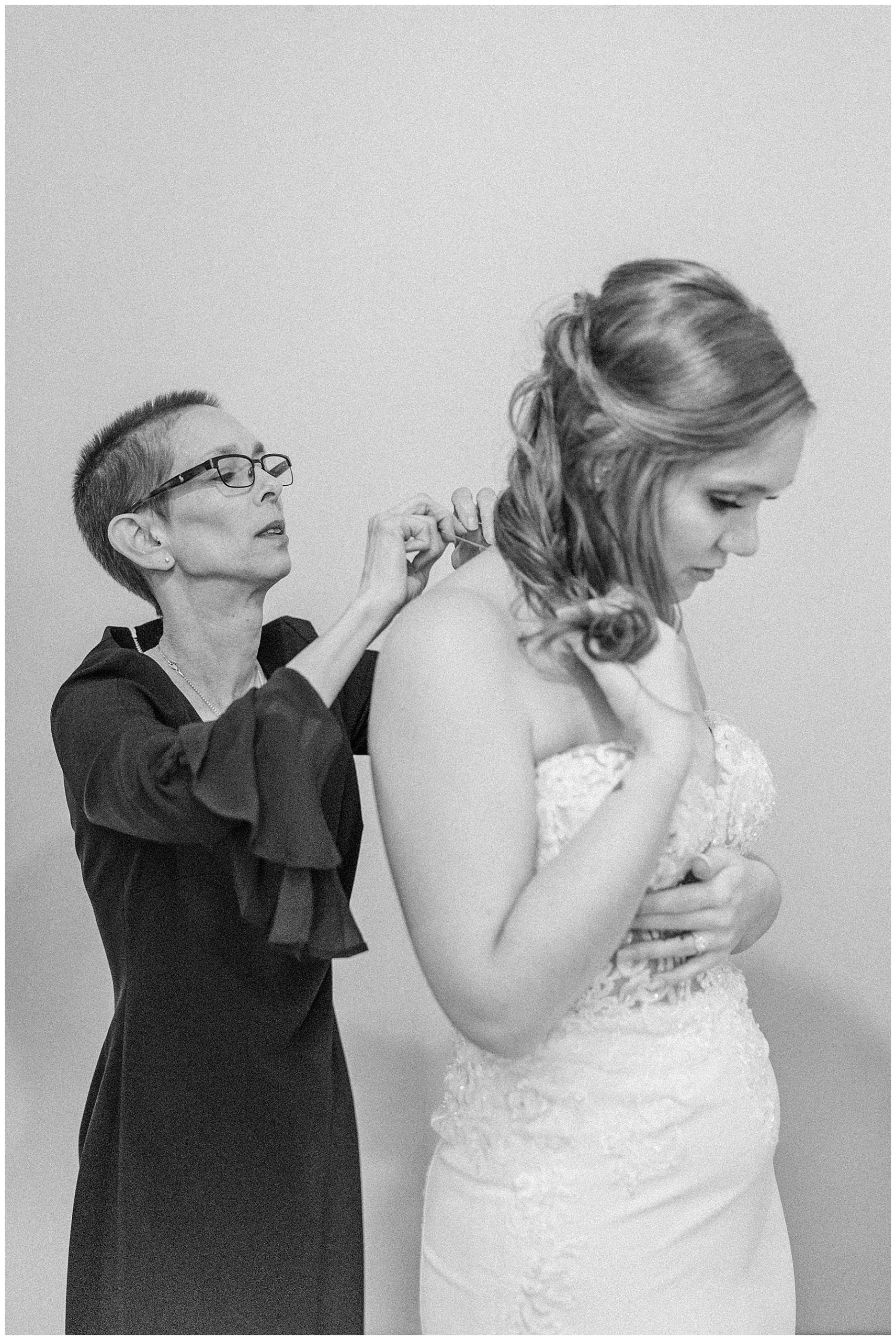 bride getting ready with her mom at Lakeview Pavilion wedding in MA