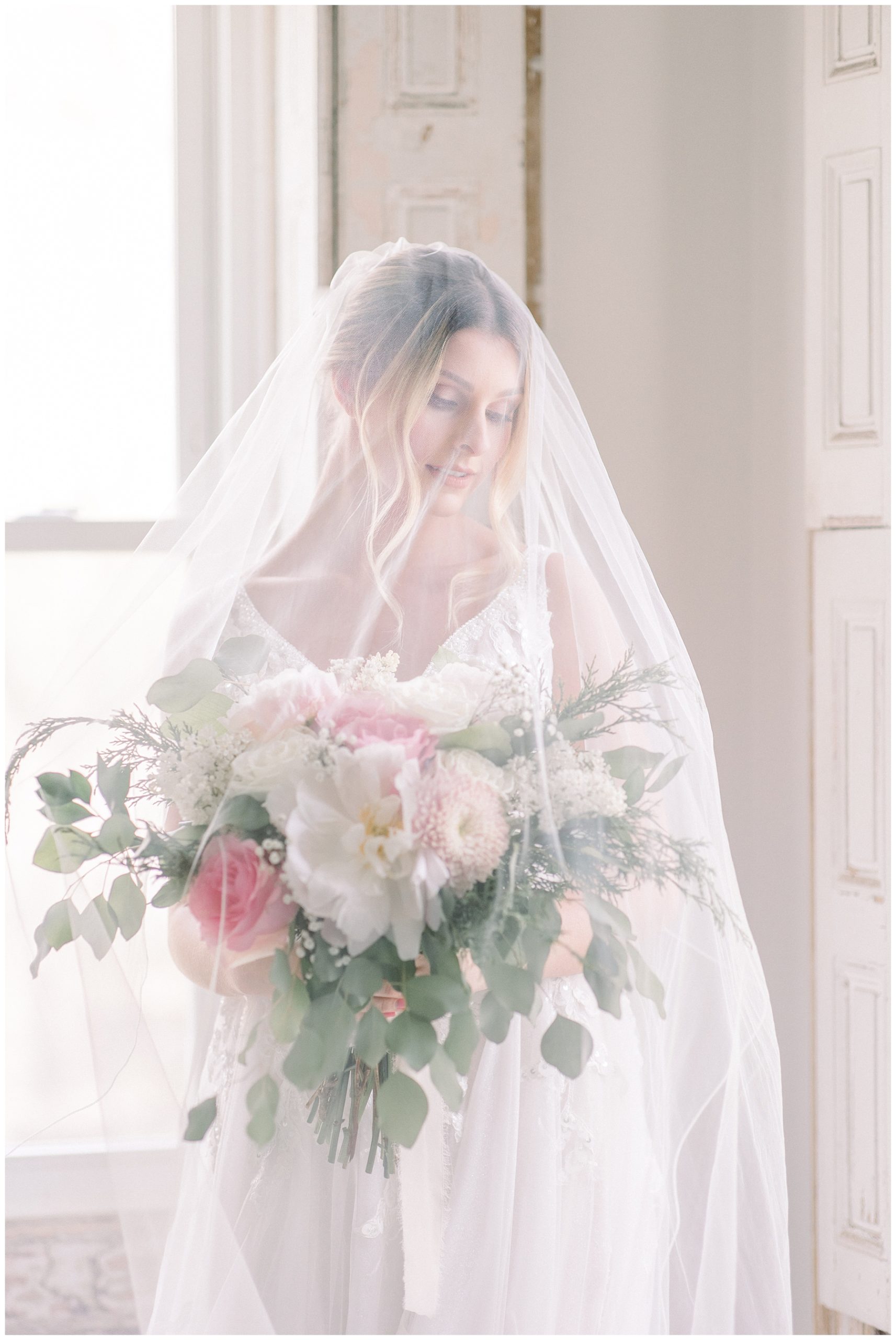 bride portraits with veil and spring bouquet