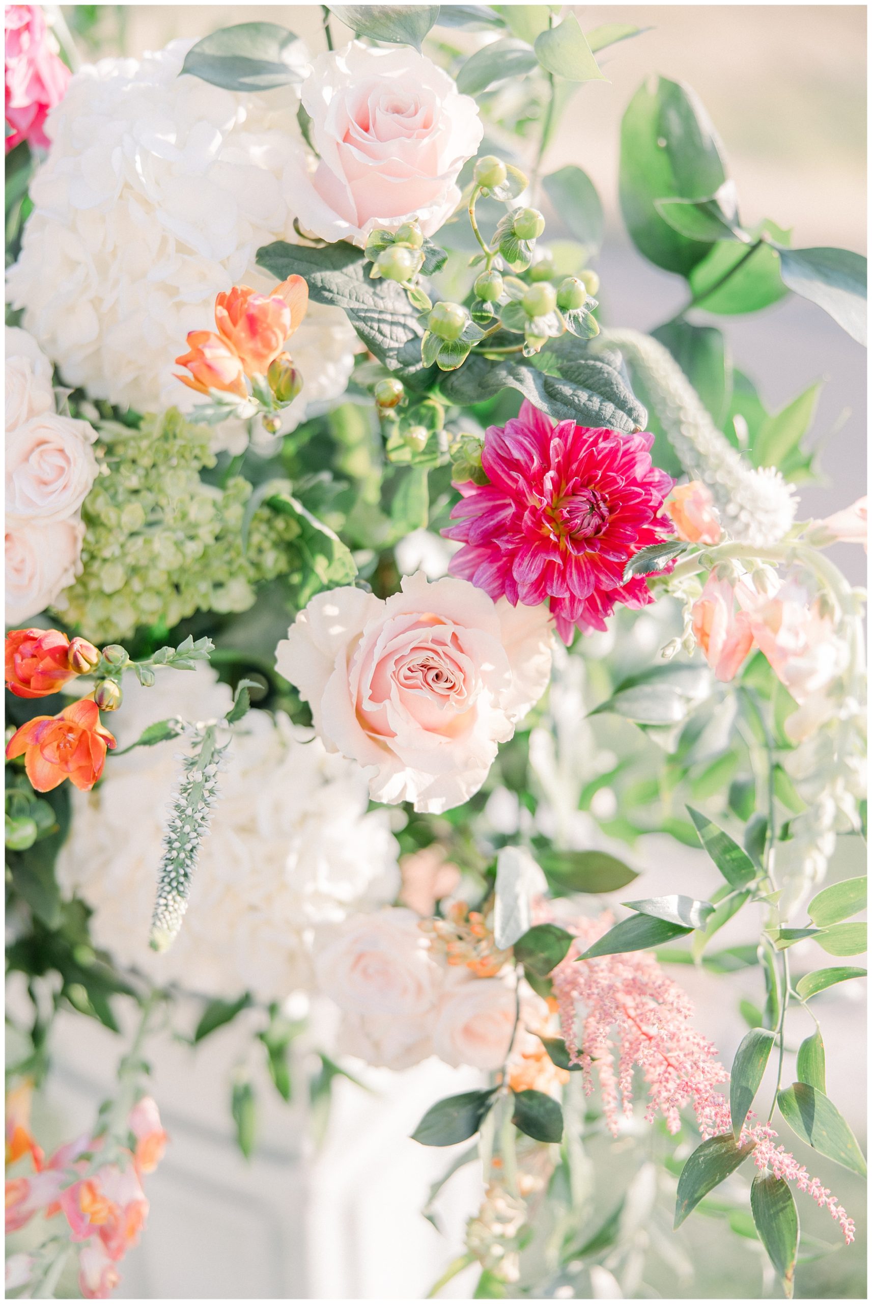 timeless and vibrant wedding flowes 