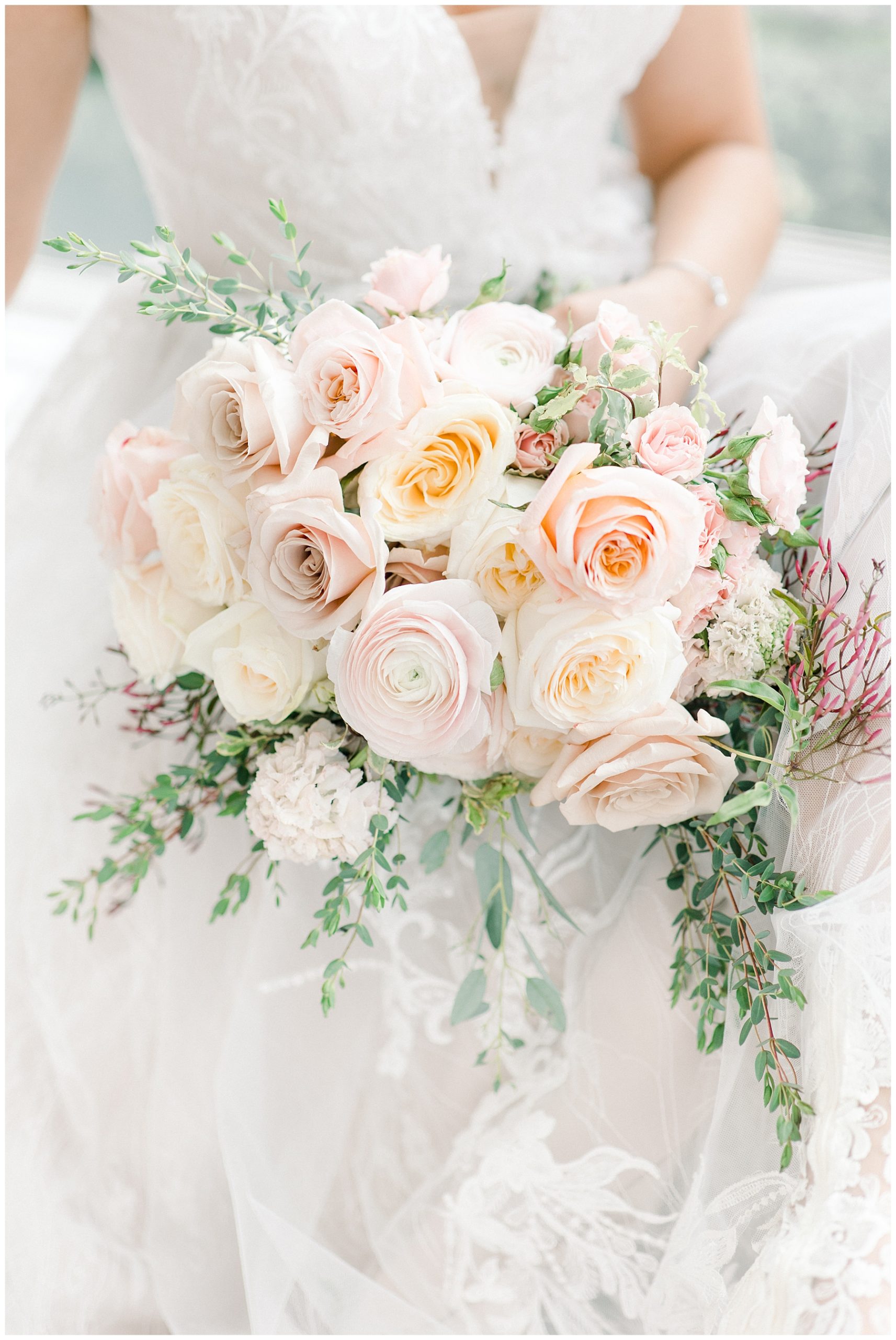 stunning spring wedding bouquet 