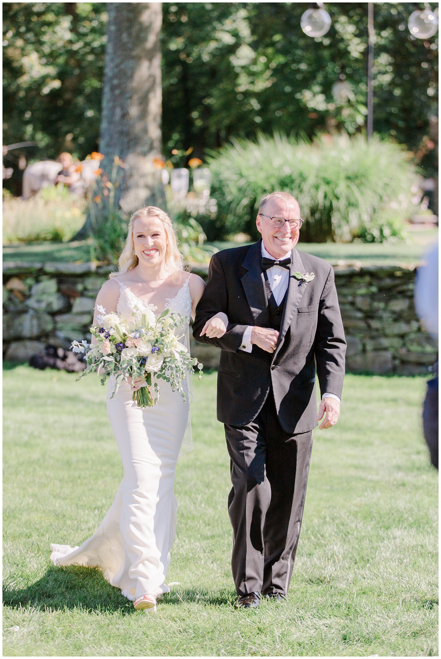 dad walks daughter down the aisle 