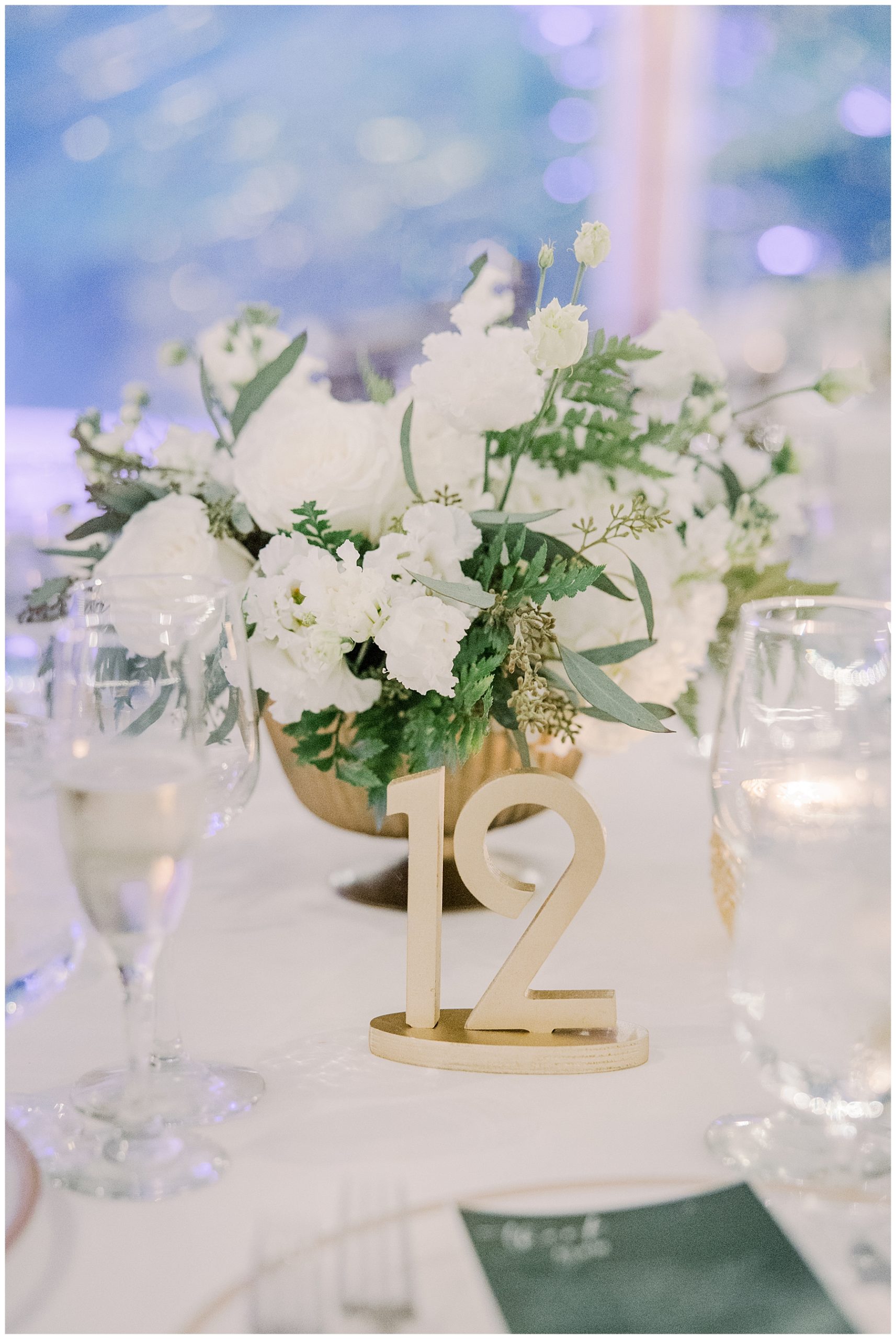 table centerpieces and gold details 