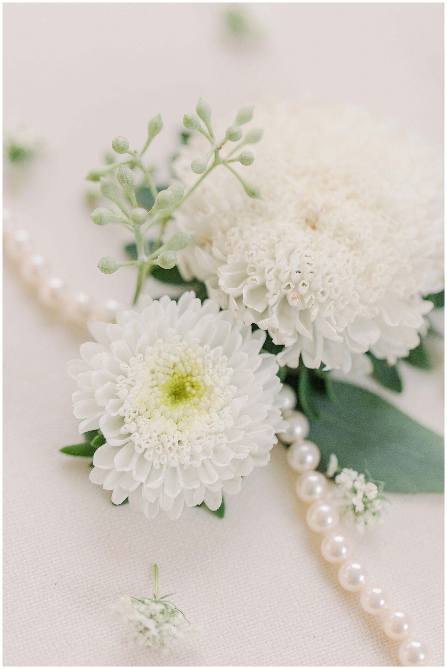 wedding flowers and pearls 
