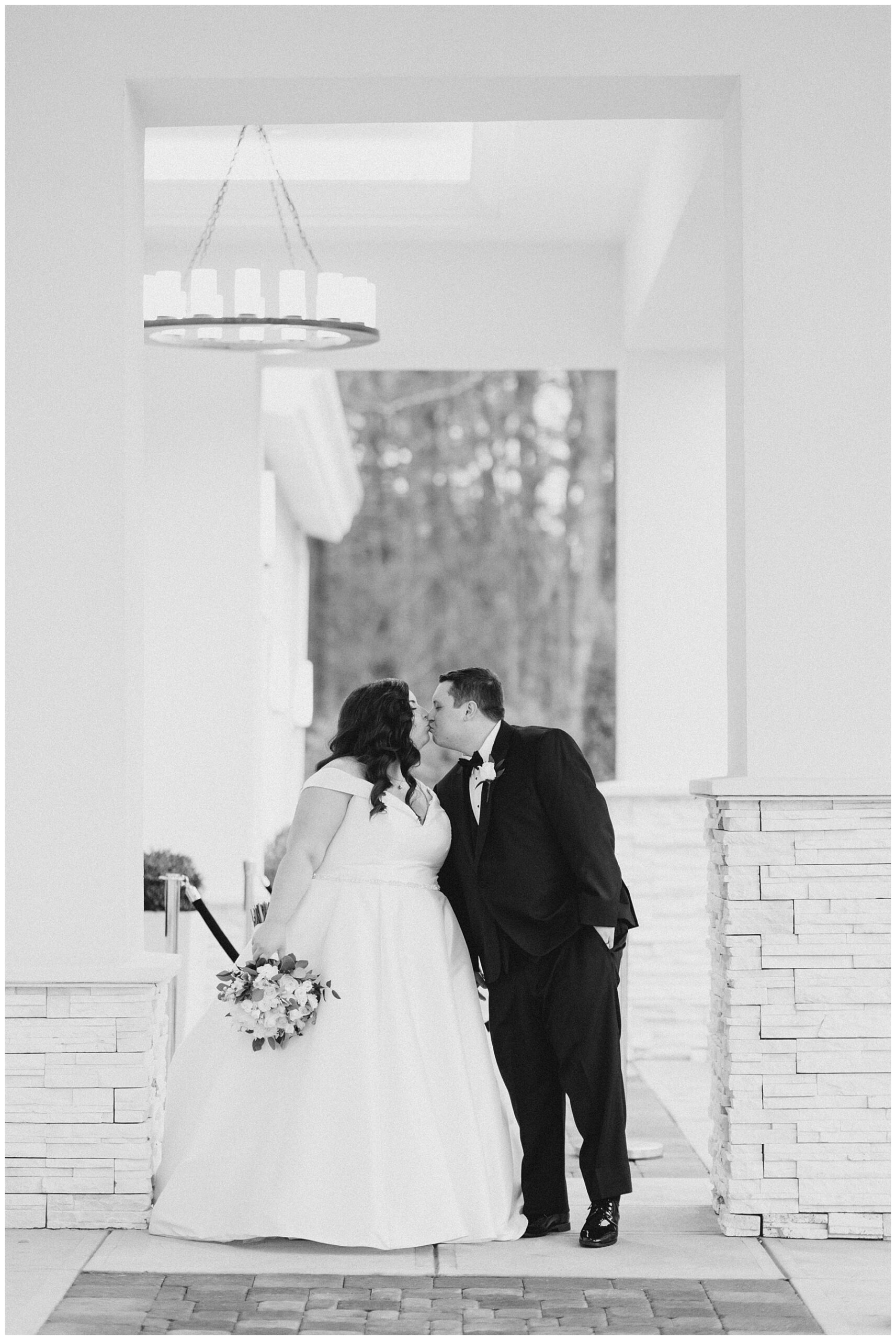 timeless wedding photos of bride and groom