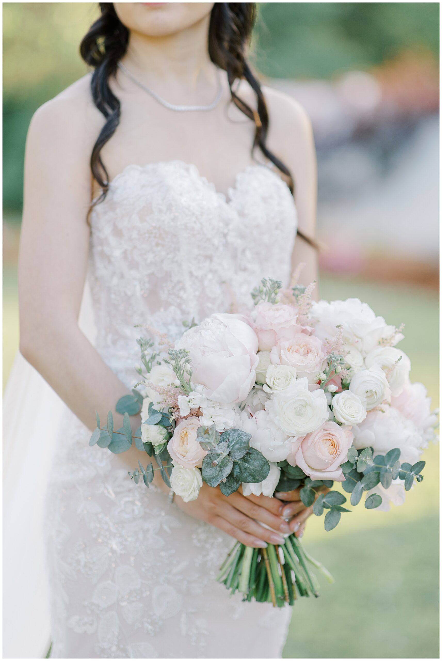 Timeless and Elegant Summer bridal bouquets 