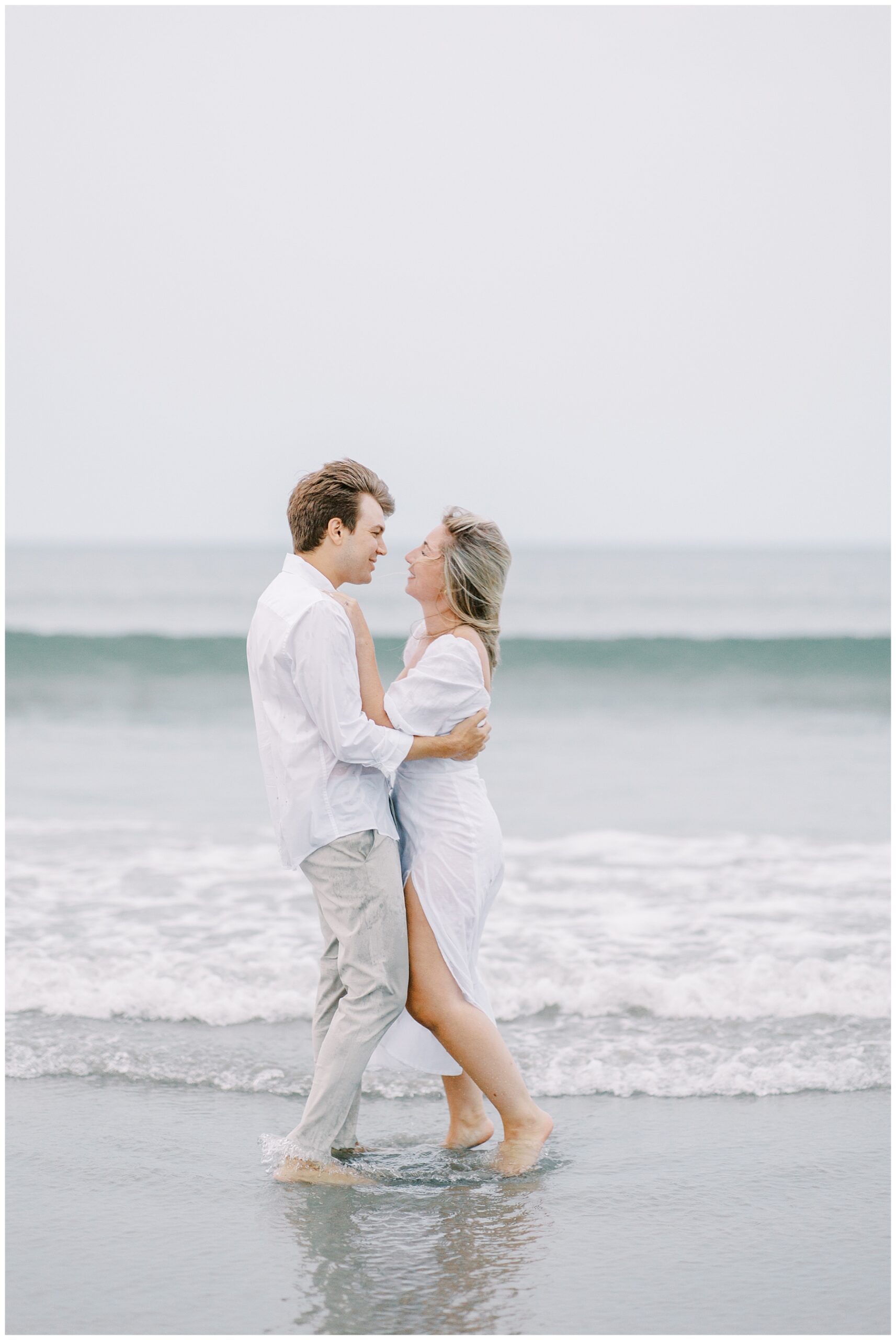 candid portraits of couple on the beach 