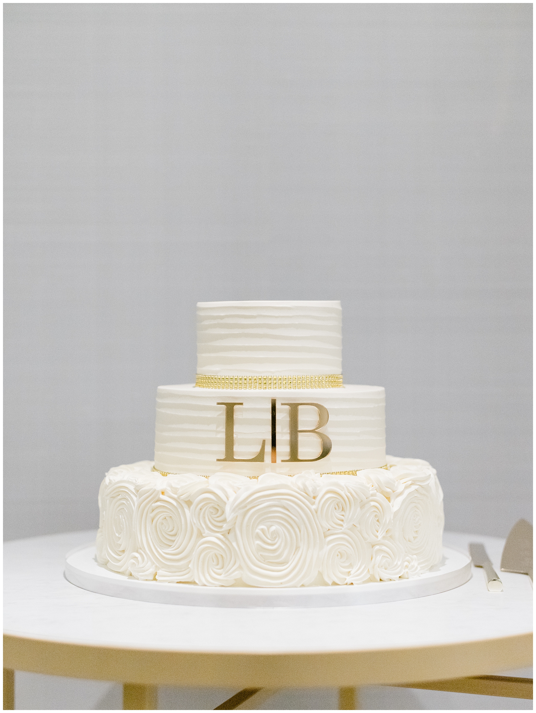 elegant and modern wedding cake
