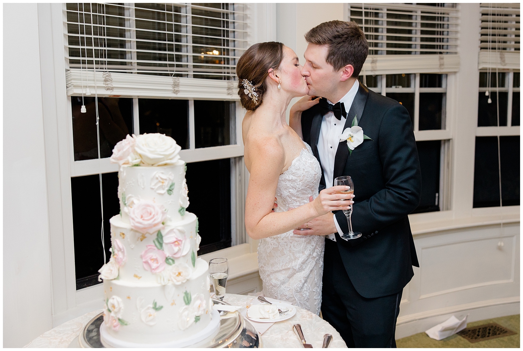 couple kiss after cake cutting