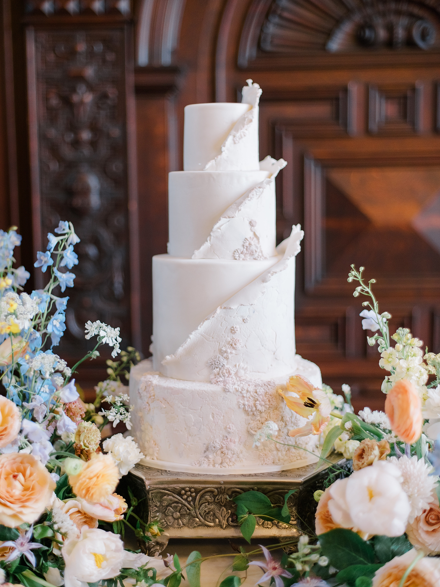 Elegant wedding cake 