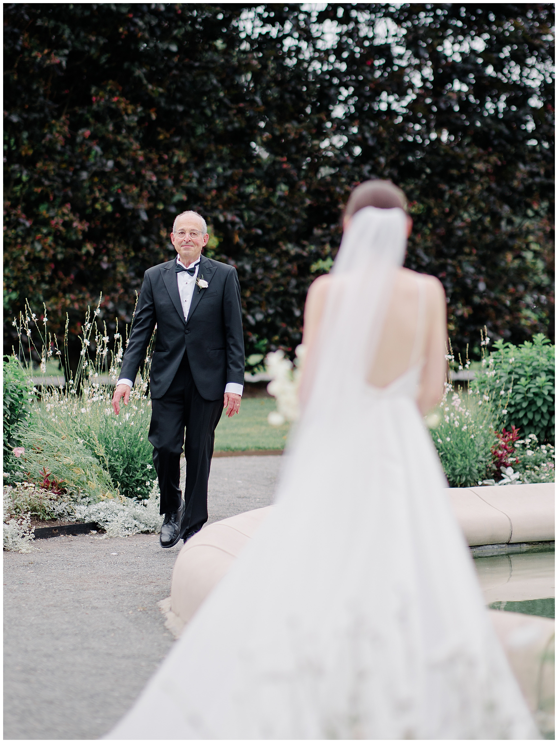 bride's first look with father