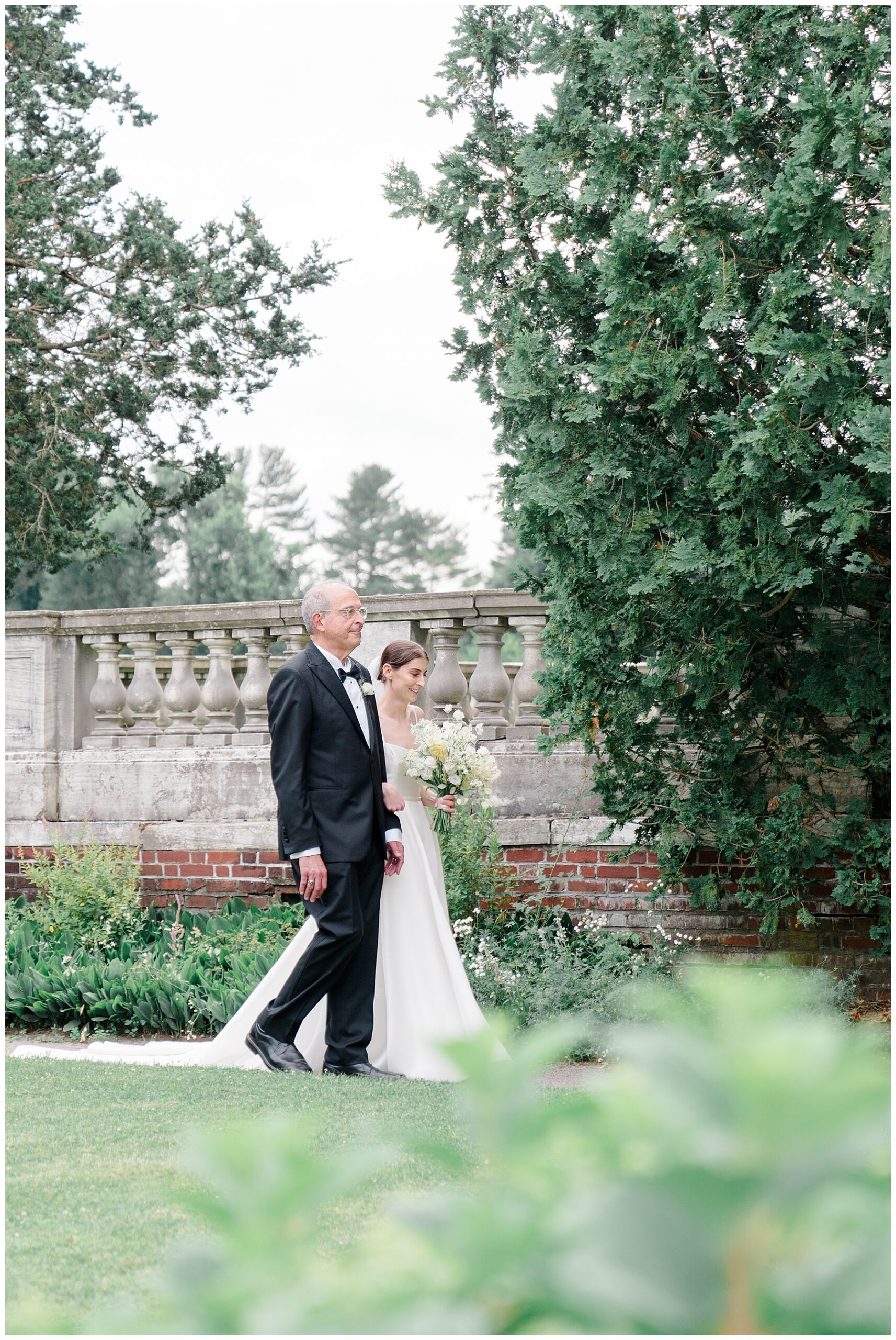 father escorts daughter down the aisle 