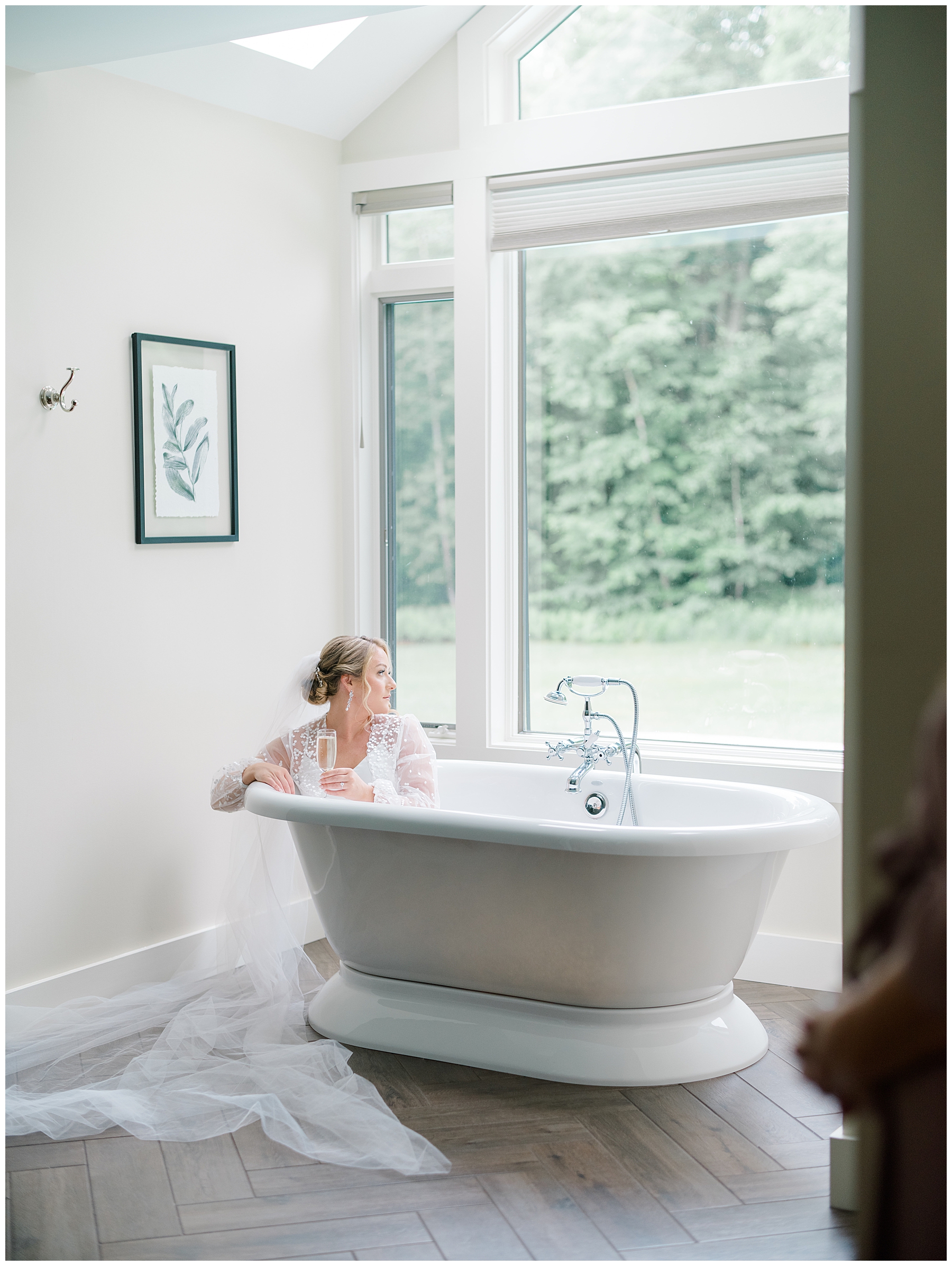 bride photos in luxurious bathtub