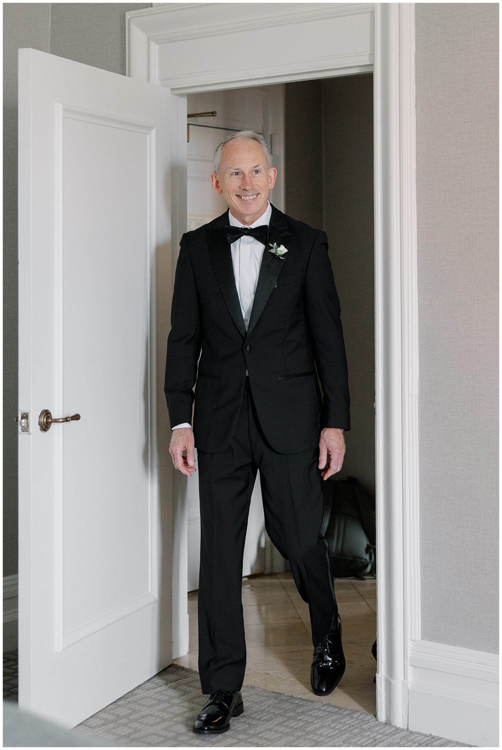 dad sees bride on the morning of her wedding