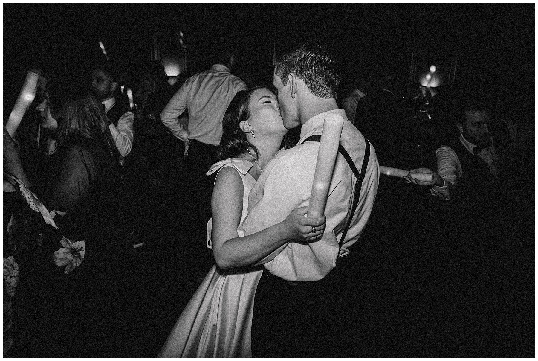 newlyweds kiss on the dance floor