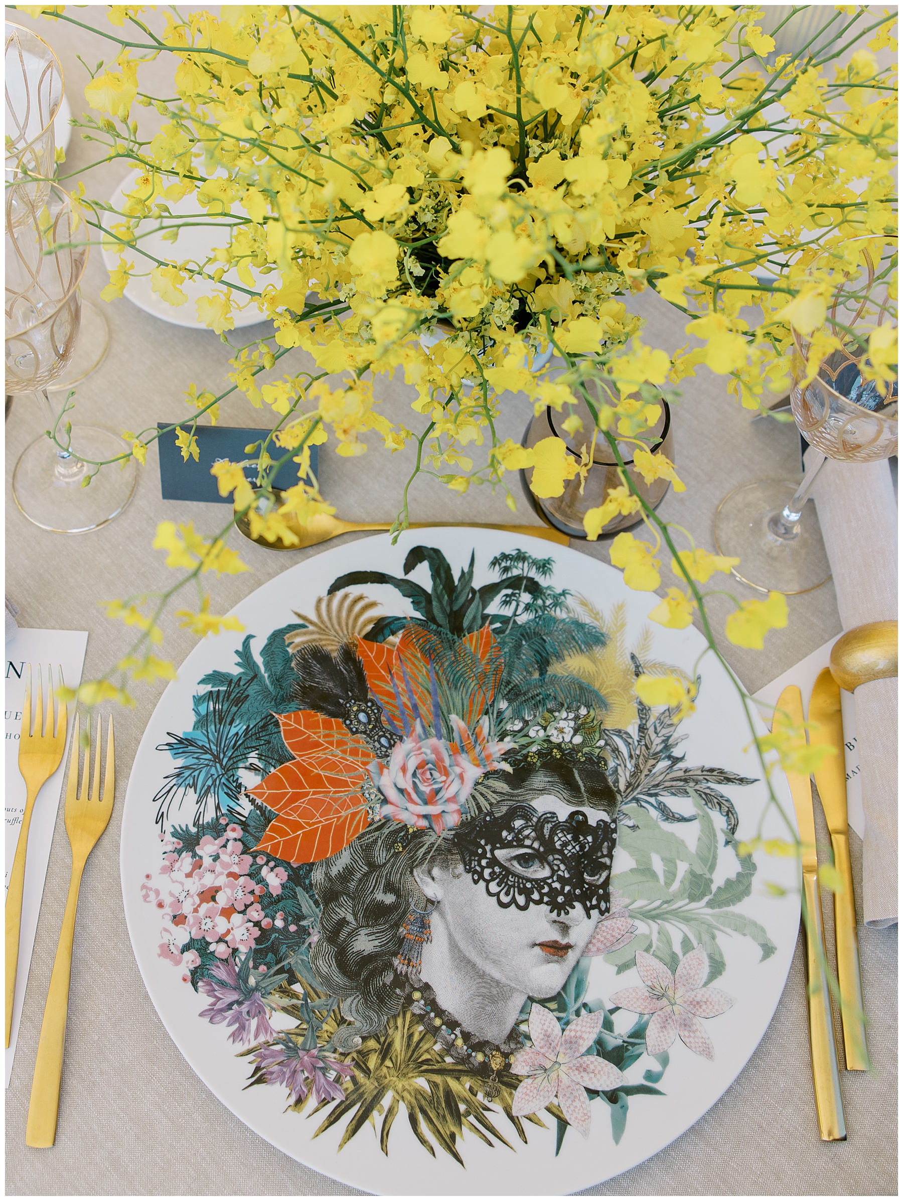 plate design and place setting of wedding welcome party 